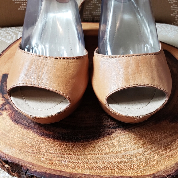 KENNETH COLE | LEATHER WEDGE PEEP-TOE SANDAL, 10 - Picture 6 of 12